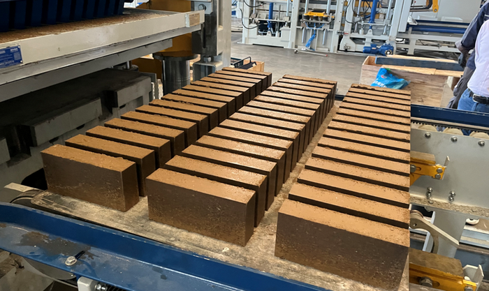 تعمل آلة تصنيع الطوب الأوتوماتيكية بالكامل ZN1500 على تمكين عملاء شرق الصين من استخدام موارد الحمأة